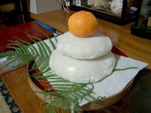 Kagamimochi traditionnel.jpg